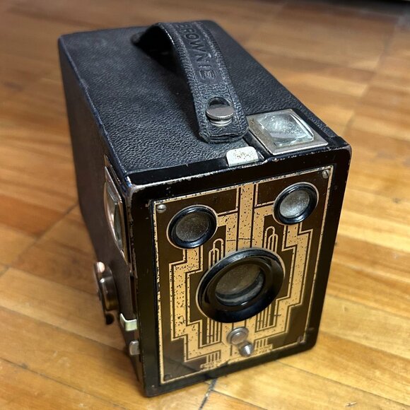 VINTAGE KODAK BROWNIE MODEL: SIX-20 BOX CAMERA - Picture 1 of 8